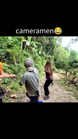 Kali ini Kameramen tidak selamat 🤣🤣🤣 #ngakak #short #viral #fyp #reels #lucu #lucubanget #ngakakkocak #ngomong #salahngomong #videongakak #videolucu #videongakak #belibetcore #core #warga62 #momenlucu #kameramenindonesia #kameramentidakselamat #kameramen 