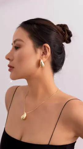 ## ¡Un collar que deslumbra con un toque moderno y elegante! ✨ **Collar con Colgante de Gota Lágrima Acrílico Bañado en Oro** Un collar sofisticado y minimalista, perfecto para añadir un toque de estilo a cualquier look. **Características que te encantarán:** * **Diseño de gota lágrima:** El colgante con forma de lágrima irregular le da un toque moderno y original. Su superficie lisa y pulida refleja la luz de forma sutil. * **Acrílico ligero:** El material acrílico hace que el colgante sea muy ligero y cómodo de llevar. * **Baño en oro:** El baño en oro de alta calidad proporciona un brillo radiante y un aspecto lujoso. * **Tamaño del colgante:** El colgante mide 1.5 cm (0.6 pulgadas) de largo. * **Cadena ajustable:** La fina cadena, también bañada en oro, tiene una longitud de 45 cm (17.7 pulgadas) con una extensión de 7 cm (2.7 pulgadas), lo que te permite ajustarla a la altura que prefieras. * **Ligero:** Con un peso de 8.6 g (0.3 oz), el collar es ligero y cómodo de usar. * **Cierre seguro:** El cierre de mosquetón es fácil de usar y mantiene el collar seguro en su lugar. **Cuidados:** Para mantener la belleza y el brillo de tu collar, te recomendamos: * Evitar el contacto con perfumes, lociones y productos químicos. * Limpiarlo con un paño suave y seco después de cada uso. * Guardarlo en un lugar seguro y seco, preferiblemente en una caja de joyería o una bolsita individual, para evitar que se raye. **¡Un accesorio perfecto para complementar cualquier look con un toque de estilo y elegancia!** **#collar #gota #lágrima #acrilico #bañadoenoro #joyeria #accesorios #minimalista #moderno #ligero #regaloespecial**