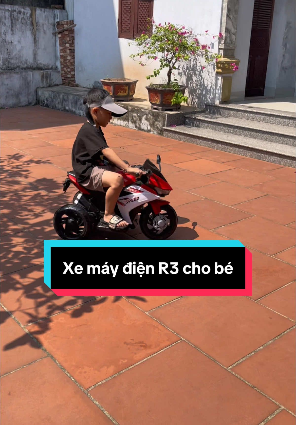 Xe máy điện R3 618 có chân ga để bé tự điều khiển, có nhạc và đèn, chạy bằng bình ác quy 6v. Tốc độ 3-5km/h #xemaydienchobe #xemaydientreem #motodienchobe #xemaydienr3 #xh 