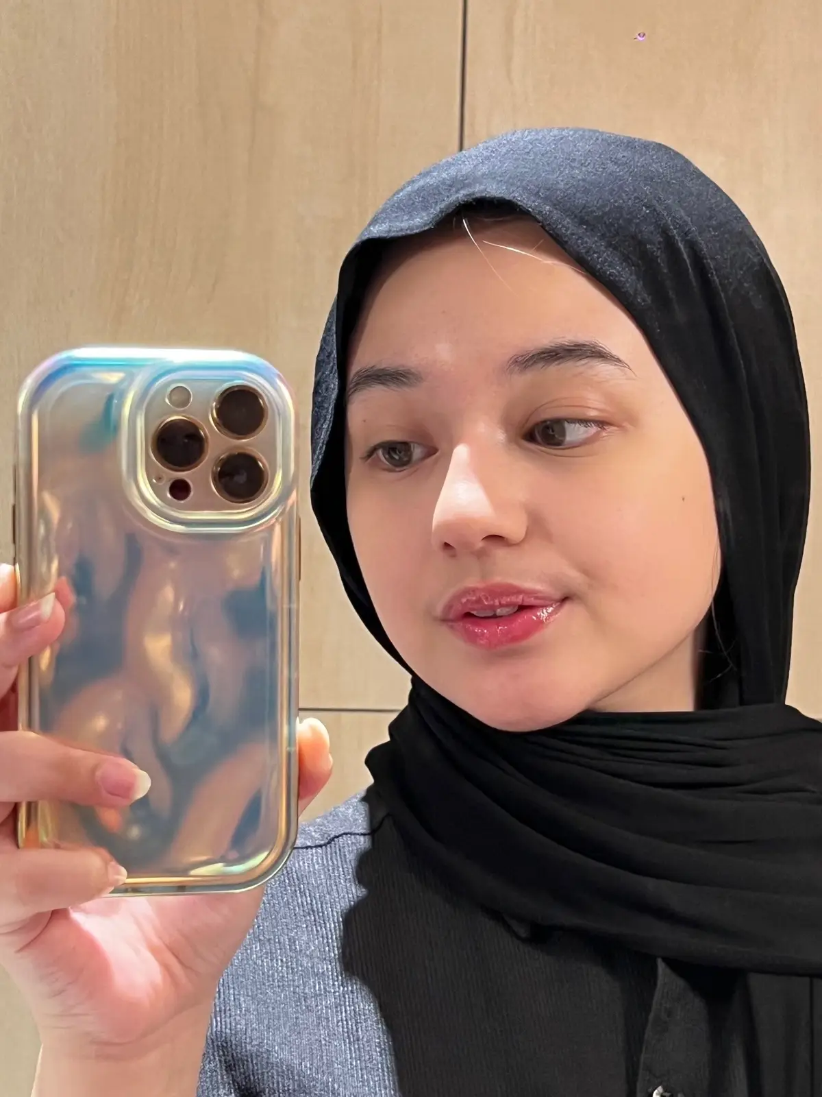 another selfie mirror, but this one.. looks different idk why tho🤷‍♀️