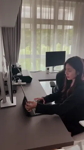 27 tuổi, quyết định dùng hết tiền tiết kiệm 7 năm đi làm để sang Sing du học. Để trở thành một phiên bản tốt hơn của chính mình! 