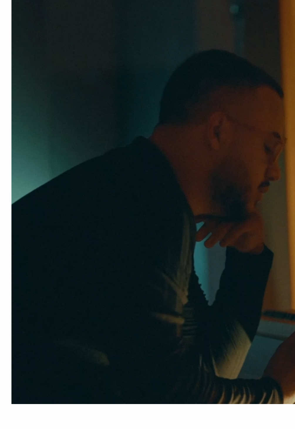 Beni öyle sıkı tut ki #burdakalayım  11.10.24 • Tüm dijital platformlarda #yenişarkı 