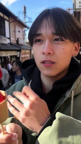 いっせいと京都行った時  issey and i in kyoto eating tanghulu @Issey 