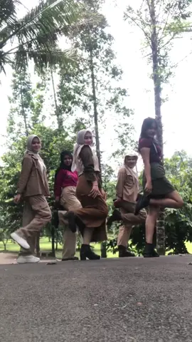 #fotoyearbook #jumanji #temayearbook #fyp #outfitideas #outfitjumanji #yearbook2024 