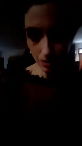  Ho scommesso il cuore in questa fottuta vita che si  è  presa gioco di me senza contare fino a 10 , il tempo che poteva servirle per fermarsi un attimo prima di colpire su di me  con la sua dannata condanna i battiti taglienti di giudici  e soldati vestiti da amici ed amanti. Ho udito le vostre voci , ho sofferto i vostri sproloqui su chi non avete avuto pazienza di conoscere fino in fondo.  Già perché se un sorriso languido vi avvicinava il mio cinismo vi allontanava. Chiusa nei miei silenzi rumorosi per voi , asociale e dispotico nel dire la verità che ferisce per la sua natura così terribilmente cruda .  Poi innamorati della mia empatica energia vi avvicinavate di nuovo accusando il mio diretto parlare , senza filtri , senza fiori , senza puntini di sospensione. Già perché odio lasciare a metà i discorsi,  ma amo sviscerare argomenti che vi scottano il culo per ragionevoli motivi, che metterebbero tutti voi al giogo in un colpo solo e a me sul rogo , da brava strega. Essere estroversa e sociopatica vi spiazza tutti perché non sapete davvero quale claudia vi aprirà il suo cuore , che ha comunque scommesso in questa vita per tutti voi.  Ed è con un sorriso sa stronza che alimento il mio carisma cercando comunque di essere sempre me stessa con le mie due personalità,  così differenti da lasciare spiazzata anche me.