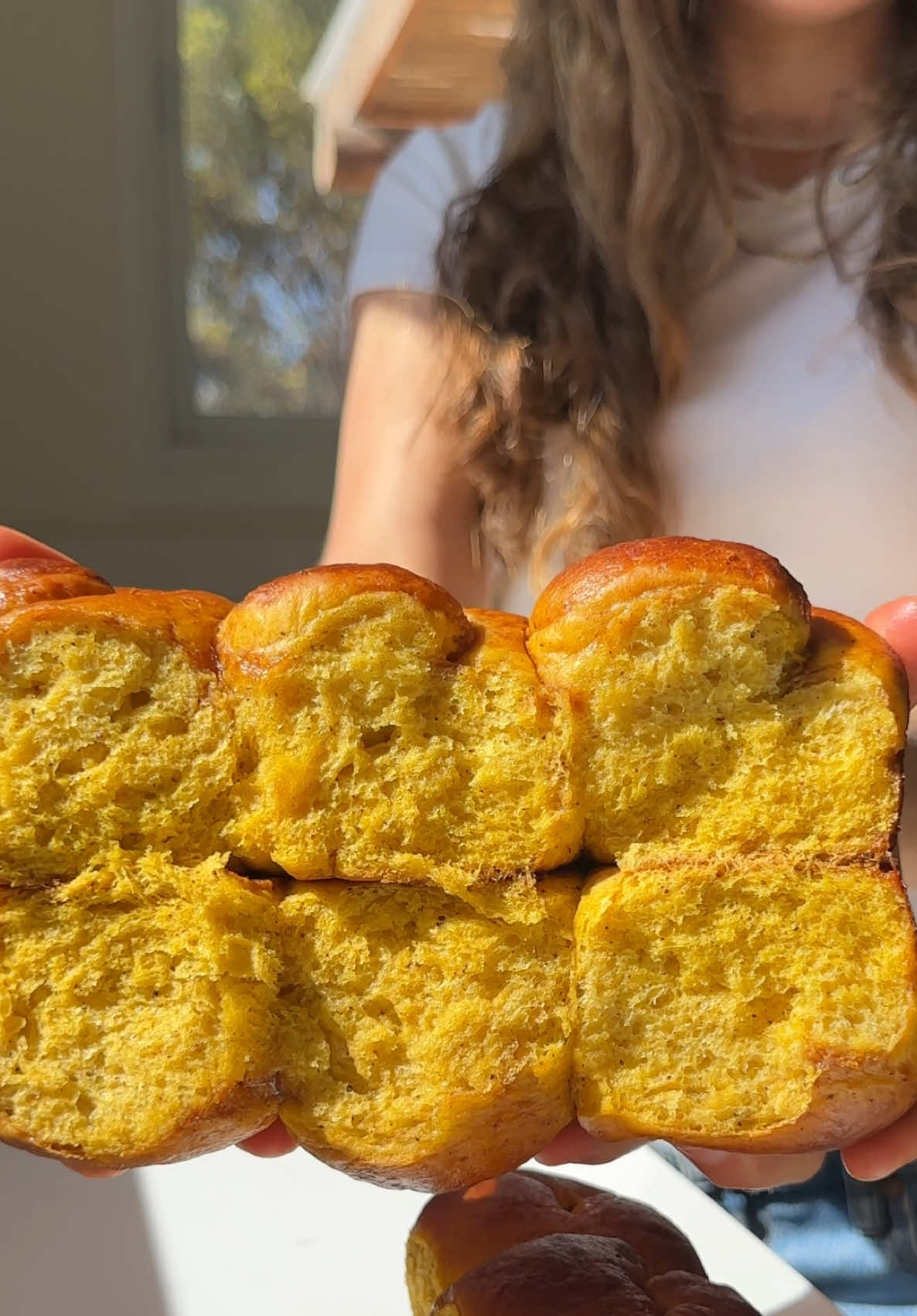 I had put my 2.5kg of homemade pumpkin purée to good use, and the one thing I knew I HAD to make were pumpkin buns. And u know these are good bc my little sister likes them. And she doesn’t even like pumpkin. For this & all my other recipes head to itsvegansis.com - link in bio!  . . . . #fluffy #pumpkin #pumpkinseason #buns #bread #homebaking 