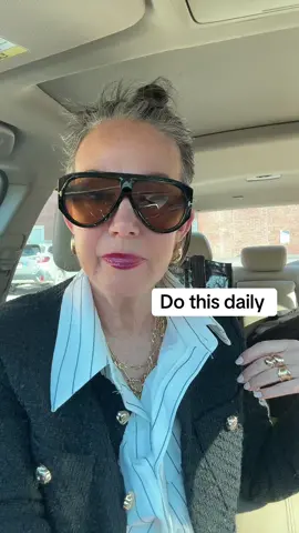 Do this daily and see how good it feels #dailycompliment #compliment #womensupportingwomen #womenempowerment #empoweringwomen #ageembracing #complimentothers #selflove 