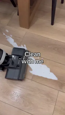 Having three kids and a whole zoo of animals my house is anything but short of messes on a daily basis 🤭 my @DreameUS H14 vacuum has been my daily go-to in tackling everyday messes like pet hair and spilt milk! Use my discount code rosieH14 for 5% off your vacuum today! Check out the link in my bio! #dreame #dreametech #dreameH14 