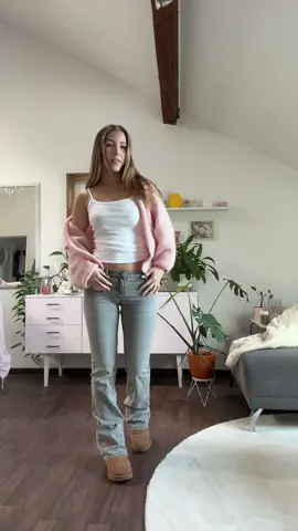 Wenn das Outfit zu umwerfend ist🥴 #outfit #outfitidea #falloutfits #fyp #deutsch #inspo #girly #foryou #pinterest #flaredjeans #wardrobeessential #outfitinspo 