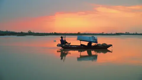 Những đứa trẻ nông thôn đi tìm vinh quang nơi phố thị, để lạc mất mình. Rồi lại phải đi tìm chính mình ở quê nhà đã vắng...‘
