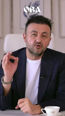 Konuşmalarının girişini standartlaştırman gerekir! Kafanda birçok düşünce uçsa bile sakin kalmalı ve kendini durultmalısın. #Retorik #RetorikOkulu #KonuşEtkileiknaEt #OğuzBenlioğlu #OğuzBenlioğluAkademi #İletişim #Etki #İkna #Müzakere #Konuşmacı #Münazara #Güven 