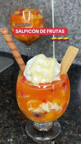 ¡Salpicón de Frutas COLOMBIANO!😍🥭🇨🇴 SI TE ETIQUETARON TE TOCA HACER ESTA RECETA 🙇🏻‍♂️🙇🏻‍♀️🚨 Ingredientes:  - Mango  - Piña  - Papaya  - Fresa  - Banano  - Manzana roja (mejor no le pongan esta😂) - Uva  - Queso  - Helado  - Barquillo o Galleta  #colombia #tiktokfood  #recetas  #viral  #recetasfaciles #postres #cali 