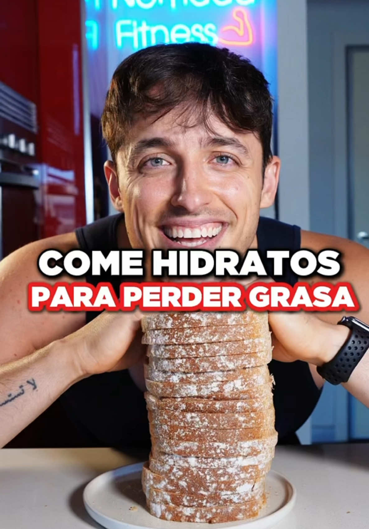 💢𝐂𝐨𝐦𝐞 𝐡𝐢𝐝𝐫𝐚𝐭𝐨𝐬 𝐩𝐚𝐫𝐚 𝐩𝐞𝐫𝐝𝐞𝐫 𝐠𝐫𝐚𝐬𝐚💢 Por favor, deja de evitar los carbos porque crees que te harán ganar grasa. Tu cuerpo necesita carbohidratos para obtener energía. 🤓☝🏼En promedio, tu cuerpo necesita entre 200 y 325 g de carbohidratos por día. En cada rebanada de este pan hay 12 g de carbohidratos por lo que tu cuerpo necesitaría un mínimo de 16 rebanadas de este pan por día para funcionar correctamente.  Probablemente no comerás 16 rebanadas de pan por día, pero espero que esto ponga las cosas en perspectiva sobre cuánta energía realmente necesita tu cuerpo.💪🏼🔋 ¿Necesita ayuda para alcanzar tus objetivos mientras disfrutas de los hidratos y de los demás macronutrientes?  𝐇𝐚𝐳 𝐜𝐥𝐢𝐜𝐤 𝐞𝐧 𝐦𝐢 𝐛𝐢𝐨, 𝐫𝐞𝐥𝐥𝐞𝐧𝐚 𝐞𝐥 𝐟𝐨𝐫𝐦𝐮𝐥𝐚𝐫𝐢𝐨 𝐲 𝐭𝐞 𝐜𝐨𝐧𝐭𝐚𝐜𝐭𝐚𝐦𝐨𝐬. #perdidadegrasa #perdidadepeso #carbohidratos #recetassaludables #coachingonline 