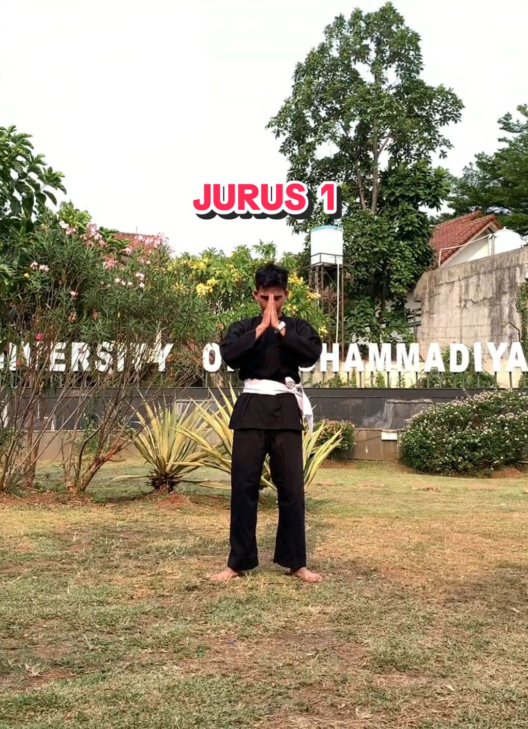 Pencak silat Nomor seni Kategori : Tunggal Tangan Kosong Gerakan jurus ini terdiri 7 jurus dan masing-masing jurus, jumlah gerakannya berbeda. Jurus ke-1 terdiri dari 7 gerakan yang meliputi sikap pasang slup kanan, tepuk sisi dokbrak, tangkapan kanan tarik ke rusuk, angkat lutut kiri dan patahkan dengan kedua tangan, tendangan loncat kanan lurus ke depan, pukul depan kanan robah arah kiri dan pasangan rendah kaki kiri depan. #senipencaksilat #umj #ipsi #tutorial 