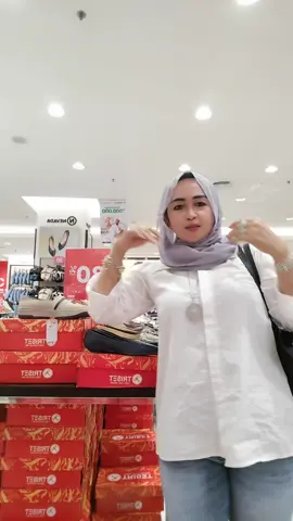 di liatin orang bnyk🤦di cangangi urang atau di itihi urang bnyk 🙈 aku cueken aja gaess walao pun bikin  hampir gagal fokus 😂😂😂💃💃