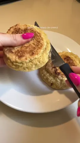 El típico vuelta y vuelta en sartén, pancitos de avena express, los hice con lo que tenía y quedó excelente 3 cdas colmadas de avena 1/2 cdita de polvo de hornear  Pizca de sal 1 huevo 80 ml de agua o leche (serían 5 cdas soperas) Mezclar todo y dejar reposar 5 minutos hasta que la avena absorba el líquido y quede con consistencia. Cocinar en sartén vuelta y vuelta 5 minutos de cada lado aprox con tapa, salen dos unidades chicas o podes hacer uno solo grande. Cortar y rellenar con lo que quieras, yo solo tenía jamón y queso pero podes rellenar con huevo, hojas verdes, tomate , queso fresco, hummus, etc 😊