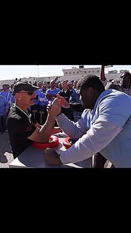 Pro Armwrestler gets surprised by inmate☠️🔥 #armwrestle #armwrestler #armwrestling #allenfisher 