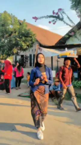 kakak Nila nya Udah Nikah yaa, Jadi jangan digoda ya temen - temen. @nilaa012  #karnavaljombang #dancerkarnaval #soundhoreg #dancercantik #fouryou 