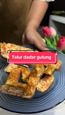 Telur dadar gulung ala di drakor korea nih guys, biar goreng telurnya ga gitu gitu doang 😃 Kuncinya jangan terlalu tebal ya nuangnya, dan tunggu sampai mateng dlu baru di gulung.  Pakai api kecil aja biar ga cepat gosong.  Udah cuss cobain…  #telurdadargulung #telurdadar #reseptelur #tutorialmasak 