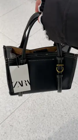 Ідеальна сумка Zara 💔 Можна добавити свої ініціали ( 150 UAH) Ціна - 1830 UAH  Для замовлення, пишіть в інстаграм: eaten_clothes 💌 #zara #zaranewin #zaranewcollection #zarabags #zarabag #zarahaul #zaraoutfit #autumnbag #customizedbag #fashiontiktok 