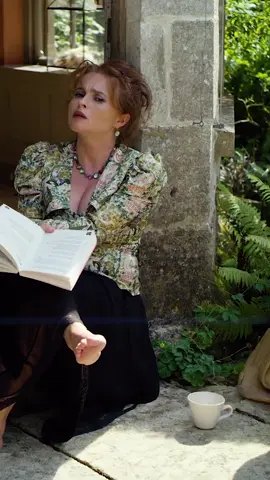 Helena Bonham Carter Fight Club, Harry Potter gibi yapımlardan aşina olduğumuz Helena'dan Mevlana'nın (Rumi) Mesnevi kitabından seslendirdiği bir bölüm. İnsan evladı olarak derdi de, sevinci de, mutluluğu da, üzüntüyü de eşit seviyede yaşıyoruz ama biz bunlara ne kadar tepki veriyoruz? Nasıl karşılıyoruz? Önemli olan nokta bu. Geleni hoş karşılamak ve çözmek gerek. Çözemediğini de yaşamak gerek. Bütün filozofların ve düşünürlerin söylediği şeyle aynı kapı. Her şey eşit ve sevecen seviyede var. Sen neyi nasıl karşılarsan, öyle yaşarsın. #meditasyon #cosmos #love #sevgi #nature #doğa #sun #enlightenment #dans #yoga #mindfulness #farkındalık #sağlık #psikoloji #hayat #nefes #beden #spiritual