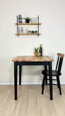 Conjunto Mesa de Jantar Zen 80x80 com 2 Cadeiras Zen Eucalipto e Preto, um cantinho moderno para espaços pequenos! ✨  Acesse nosso site: www.tadah.com.br e confira 👩🏻‍💻 #tadahdesign #mesadejantar #saladejantar #cozinha #eucalipto #madeira 