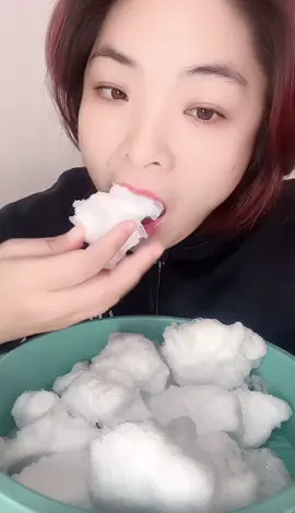 crunchy white ice chunks . ( finished ) #1heartice #2heartice #icelover #viral #icelovers #ice #asmr #iceeatingsound #iceeatingasmr #iceeatingvideos #whiteice #whiteiceeating  #crunchyice #crunchyiceeating #crunchyiceasmr #crushedice 