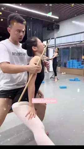Help students to stretch her legs#dance#balletdancing#ballet#ballerina#tiktok