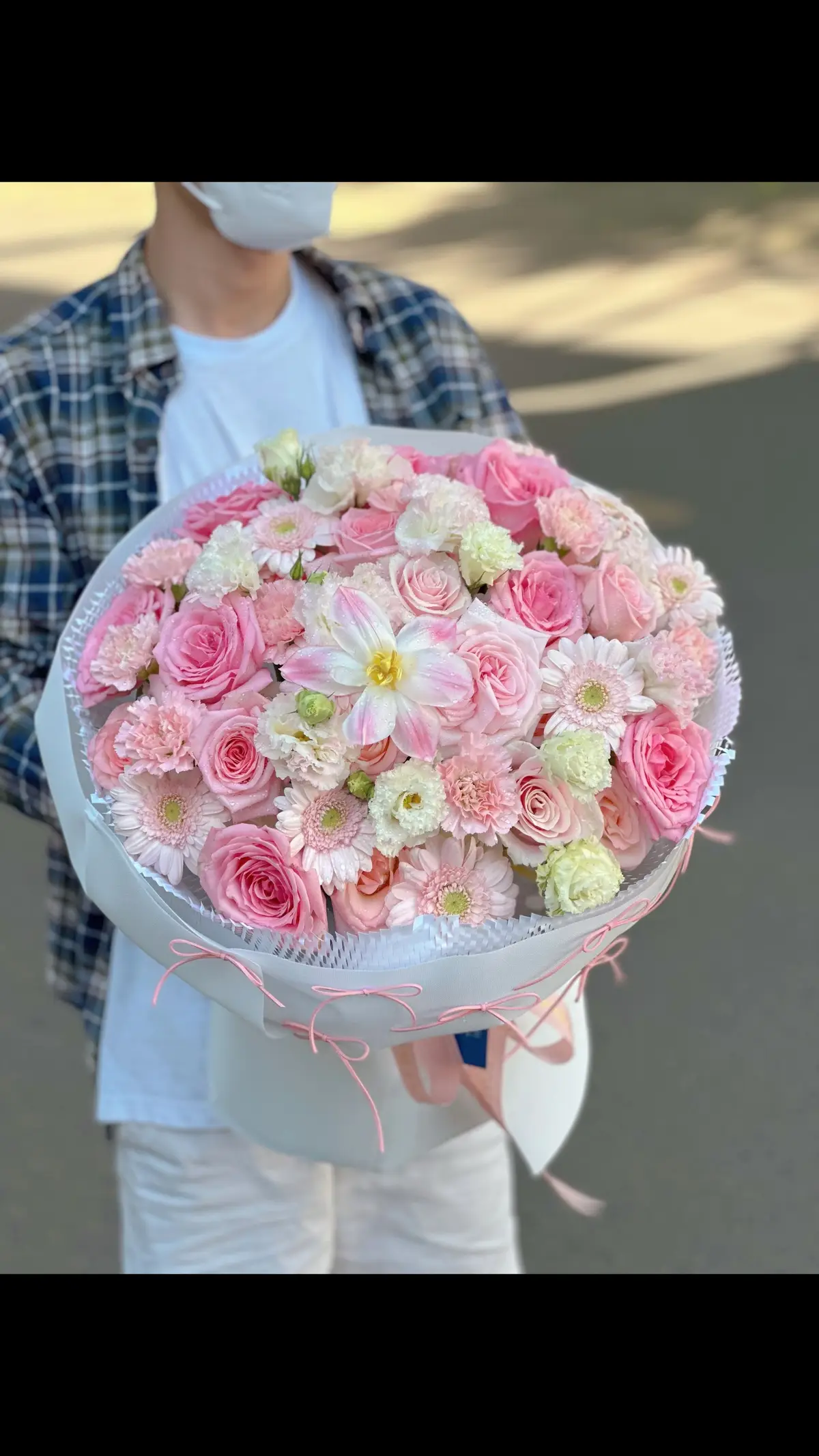 Bth bó hoa nào cũng bự như vậy, chỉ vì k biết chụp hình mà nhìn nhỏ xíu. Chắc nay phải lôi mẫu này ra chụp dài dài quá 🤣🤣#xuhuong #hoatuoibmt 