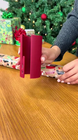Santa’s secret tool? Little ELF Gift Wrap Cutter! 🎀 #littleelf #giftwrapping #sharktank 