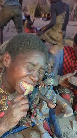 Wow,, it's breakfast😋 Family hadzabe tribe Eating lovely food,very delicious food.