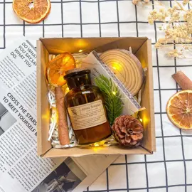 [Tặng túi] Set quà tặng nến thơm độc đáo kèm thiệp và túi, ý nghĩa, tinh tế, quà tặng bạn gái, sinh nhật, lễ kỉ niệm, quà tân gia, quà Valentine 14/2, quà 8/3, phụ nữ Việt Nam 20/10 Kích thước hộp quà: 15x15x8cm 1. Set quà tặng bao gồm: - Nến thơm không khói Aroma Sensation - Đế nến gỗ - Phụ kiện nên thơm (hộp quẹt) - Thiệp size 6.5x10cm - Đèn led đom đóm - Cam khô, quế khô, thông khô trang trí - Túi xách đi kèm 2. Set quà tặng phù hợp cho các dịp: Quà tặng cho bạn gái, người yêu Quà tặng sinh nhật cho bạn bè, người yêu Quà tặng tốt nghiệp, cuối cấp Quà tặng chia tay đồng nghiệp Quà tặng cho dịp kỉ niệm, dịp đặc biệt Quà tân gia 3. Lưu ý: - Sản phẩm do shop tự chụp, y ảnh - Khách hàng có thắc mắc vui lòng liên hệ shop qua khung c để được giải đáp kịp thời #quatangnenthom #setquanenthom #giftset #giftbox #setquatang #setquadocdao #quatangvintage #quatangdocdao #quatangynghia #quatangbangai #quatangbanbe #quatangsinhnhat #quatangtotnghiep #qualuuniem #quatangia #quakiniem #qua20thang10 #quatanggiangsinh #quatangnoel