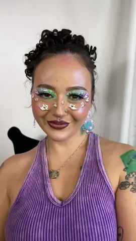 Need a last minute Halloween makeup look? I got you! Lets do quick & easy ghost freckles! I did these last year & i LOVED them so i thought I’d bring them back this year! If youd like i can do anotger tutorial where i freehand them!! 💜👻💜👻💜 - - - #lastminutehalloweencostumes #makeuphack #makeupforbeginners #cutemakeup #makeuptutorial 