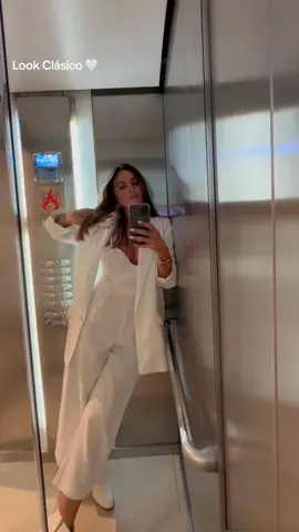 Look clásico para el GPC: Amo lookesrme a tono con el equipo que cubro ⚽️  Al del Apertura, como hice local, fui de negro y dorado, y ahora que volví a hacer local fui de blanco. #look #style #Clásico #uruguay #Nacional #Peñarol #viralvideo #parati #foryou #fyp 