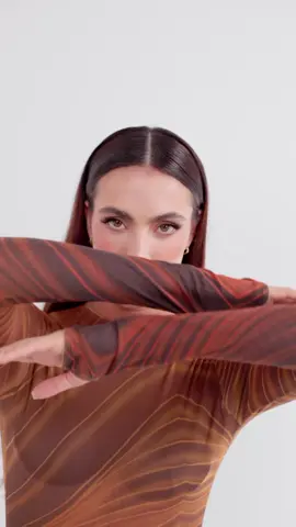 Presentamos el nuevo 'Body Sabana'. Una prenda icónica de nuestra última colección: 'Voices of the Desert'. Inspirada en las ondulantes dunas del desierto, el 'Body Sabana' tiene un print en degradé en tonos tierras y detalles en la espalda. Perfecto para un look que realza la sensualidad de tu cuerpo, haciéndote sentir fuerte y poderosa.