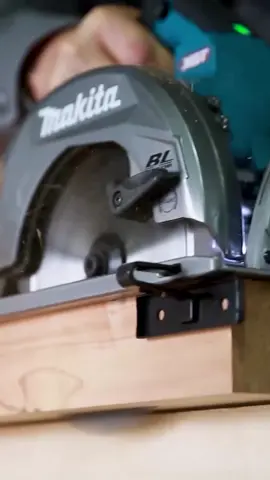 Mais potência e autonomia para seus trabalhos na marcenaria. Conheça nossa linha de ferramentas a bateria 40V XGT. #makita #baterização #marcenaria #marceneiro #serracircular #furadeira #parafusadeira #serraticotico #tupia #lixadeira #40V #XGT