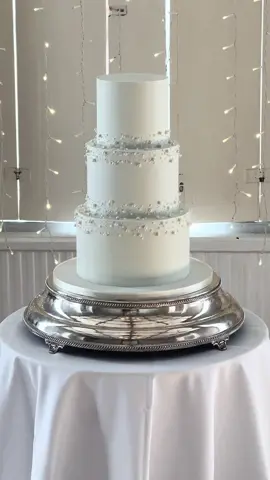 Pearly✨ #cake #weddingcake #pearls #caketok #cakedecorating #cakevideo #fyp 