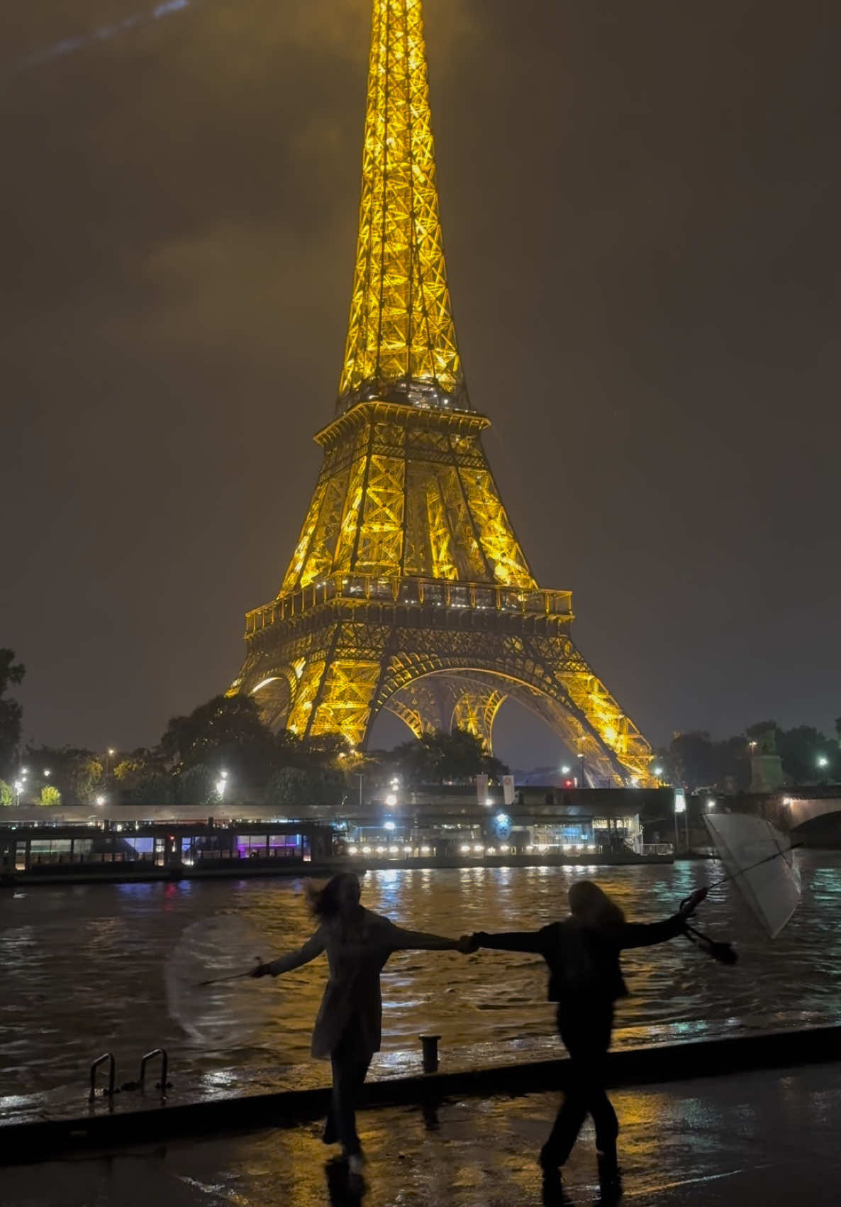 paris💞 #fyp #paris #eiffeltower #rain #eiffeltoweratnight #fy 