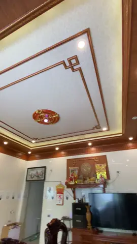 Trần nhựa nano giả 3 cấp, diện tích 5m*6m .Thay đổi cho Trần thạch cao phòng khách đã xuống cấp #trangiago #trannhuanano #optuongpvc #trannhadep #nhuagiago 