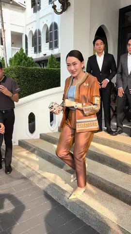 นายกฯ#แพทองธารชินวัตร สวมชุดผ้าไหมจากโครงการแม่ฟ้าหลวงเข้ารวมประชุมและอ่านถ้อยแถลงในการประชุมสุดยอดอาเซียน – จีน ครั้งที่ 27 ณ สปป.ลาว#นายกรัฐมนตรี @ingshin21 #ลาว 