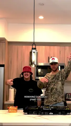 Replying to @SirSavage21_ @MOONLGHT i like your kitchen 😂 #fyp #cyrilremix #moonlghtremix 