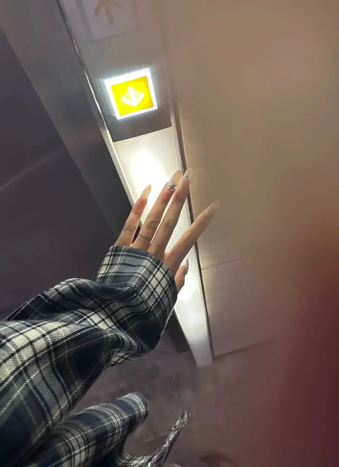 Tự dưng dạo này em không kiểm soát được cảm xúc của em nữa, lắm lúc em chỉ hi vọng em được đối xử nhẹ nhàng một chút, ân cần một chút. em đã cố gắng rồi mà, nhưng chỉ có mình em tự thừa nhận bản thân, cũng chỉ có mình em biết,  thay đổi rồi,...