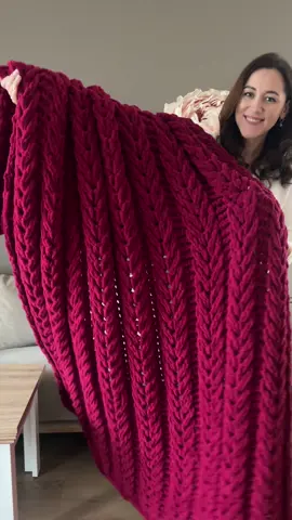 I love the color of this blanket 😍😍😍 #alizepuffy #puffy #alizepuffyblanket #puffyblanket #blanket #homedecor #crochetblanket #crochettiktok #etsy #etsyseller #handmadegifts #christmasdecor 