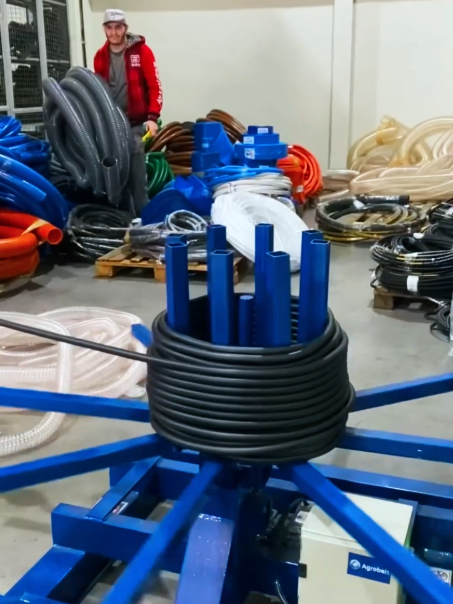 Descubra a mangueira PT300: O Melhor em performance e durabilidade! Fabricada com materiais de alta resistência, a PT300 é projetada para suportar pressões extremas, garantindo segurança e performance em cada uso. ATENDEMOS: ☑️ Consumidor final ☑️ Revenda ☑️ Montador FAÇA SUA COTAÇÃO: ☎️Telefone: (43) 3326-5868 📱WhatsApp: (43) 99988-9757 💻www.amazoniacorreias.com