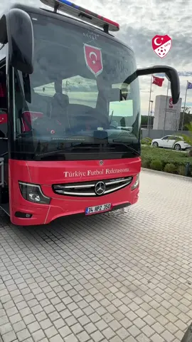 A Millî Takımımız, Samsun yolculuğu için havalimanına hareket etti. #MercedesTürkiye