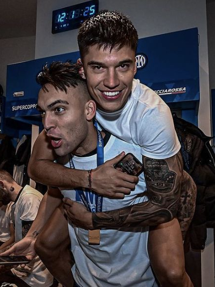 💃⚽ ¡Cómo olvidar cuando Lautaro Martínez, Arturo Vidal y Joaquín Correa latinizaron el vestuario a puro ritmo! 🔥🎶 #LautaroMartinez #ArturoVidal #JoaquinCorrea #Inter #Vestuario #Latino #Futbol #Celebracion #fyp #Viral #Inedito #Joyita #InterMilan #Baile