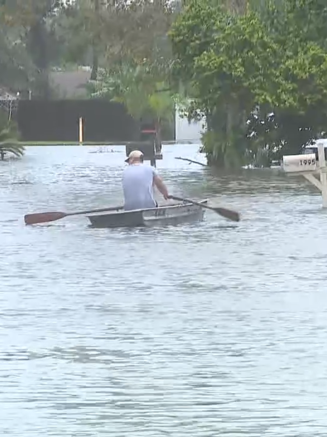 Amid flooding after Hurricane Milton, FOX 35 cameras caught a man using a row boat to get around a street in South Daytona. Minutes earlier, FOX 35 watched two women and their pets get rescued by first responders. #FOX35Orlando #Milton #Florida #SouthDaytona