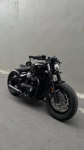 Trông bình thường nhưng nhìn lại đẫm 😜 Triumph Bobber Black thêm black ⚡️ #scmchanoi #triumphbobber #triumphmotorcycles #motonecustoms #triumphvietnam 