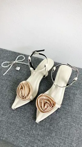 Đôi này xinh lắm ý, thêm hoa hồng rất yêu kiều nha #giaydep #depcaogot #giaycaogot 