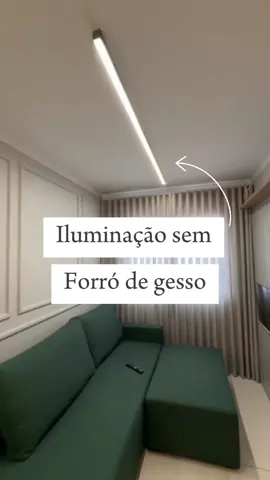 você não precisa rebaixar o forro de gesso para colocar iluminação embutida😉 A iluminação embutida, como perfis de LED ou spots, realmente deixa o ambiente muito elegante. Mas saiba que dá para conseguir esse efeito sem gastar com o rebaixo o forro de gesso. 👉🏼Você pode optar por iluminação de sobrepor e economizar no rebaixo de gesso. Perfis de LED de sobrepor, como os que mostrei no vídeo, são super elegantes e modernos, além de serem instalados de forma rápida e prática, sem o estresse de uma reforma maior. 🔹O que você acha dessa ideia? Prefere iluminação embutida ou de sobrepor?